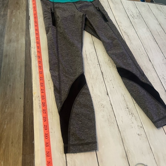 Lululemon Gray Teal Black Mesh Athleisure Leggings
Zip Pockets Size 4 - Picture 12 of 13
